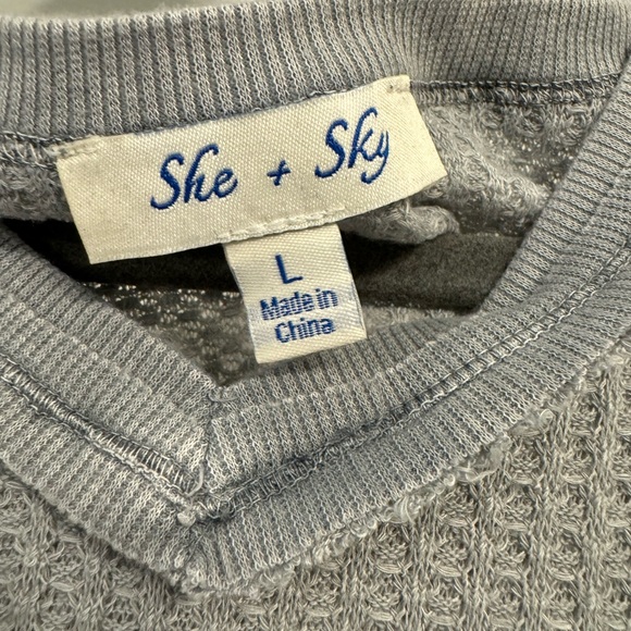 She + Sky brand v neck top size large - Picture 2 of 3